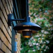 Dyberg Larsen ulkoseinälamppu Morph, Ø 24 cm, musta, metalli