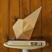 Gubi LED-akku-pöytävalaisin Bagdad, valkoinen, korkeus 36 cm, teräs