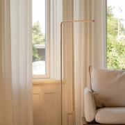 UMAGE LED-lattiavalo Omni, messinkivärinen, korkeus 143 cm, 2-lamppuin...