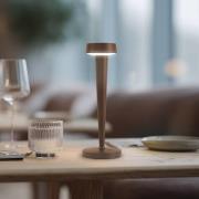 Lucande LED-akkuinen kynttilänjalka Lea, maljakko, tummanruskea, 28 cm