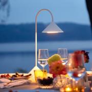 FRANDSEN LED-akkukäyttöinen pöytälamppu Grasp, valkoinen, korkeus 47 c...