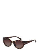 Juna Cat-Eye Sunglasses Tortoise Brown Aurinkolasit Brown Pilgrim