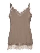 Top From Freequent In A Light Material. The Top Has A Simple Silhouett...